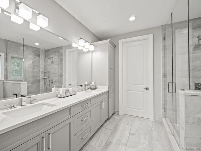 3511 LAKECREST Drive, Bloomfield Charter Township, MI 48304