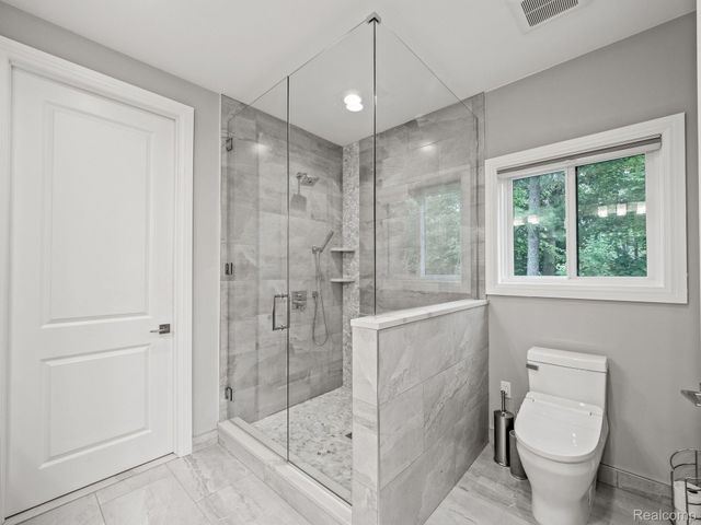 3511 LAKECREST Drive, Bloomfield Charter Township, MI 48304