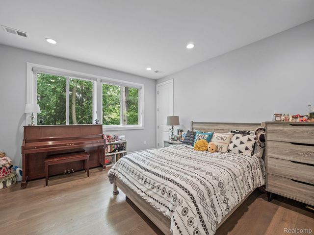 3511 LAKECREST Drive, Bloomfield Charter Township, MI 48304