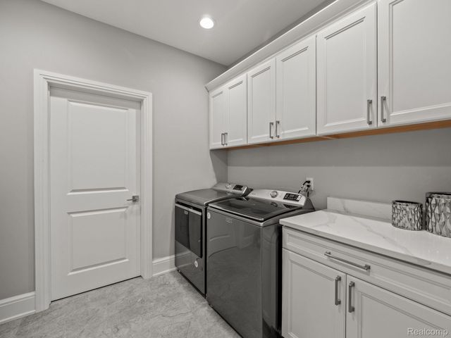 3511 LAKECREST Drive, Bloomfield Charter Township, MI 48304