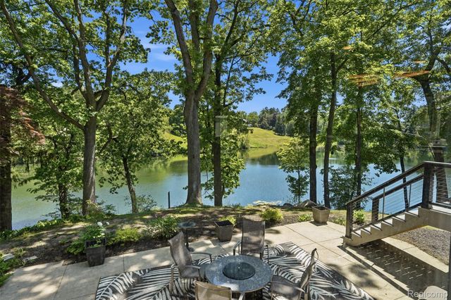 3511 LAKECREST Drive, Bloomfield Charter Township, MI 48304