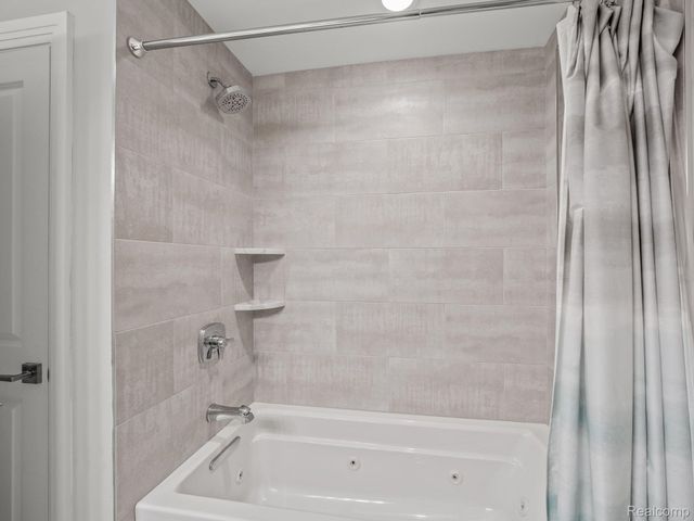 3511 LAKECREST Drive, Bloomfield Charter Township, MI 48304