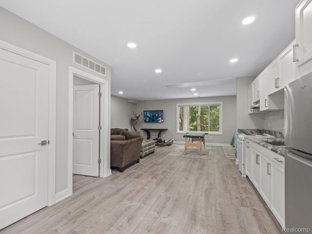 3511 LAKECREST Drive, Bloomfield Charter Township, MI 48304