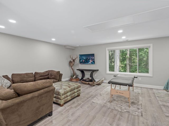 3511 LAKECREST Drive, Bloomfield Charter Township, MI 48304
