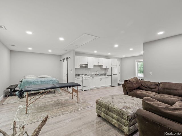 3511 LAKECREST Drive, Bloomfield Charter Township, MI 48304