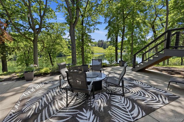 3511 LAKECREST Drive, Bloomfield Charter Township, MI 48304
