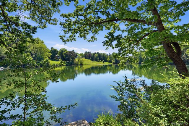3511 LAKECREST Drive, Bloomfield Charter Township, MI 48304