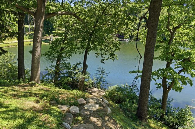 3511 LAKECREST Drive, Bloomfield Charter Township, MI 48304
