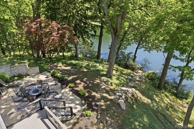 3511 LAKECREST Drive, Bloomfield Charter Township, MI 48304