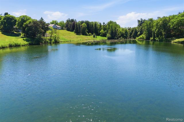 3511 LAKECREST Drive, Bloomfield Charter Township, MI 48304