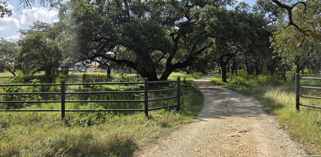 1591 County Road 320, Floresville, TX 78114