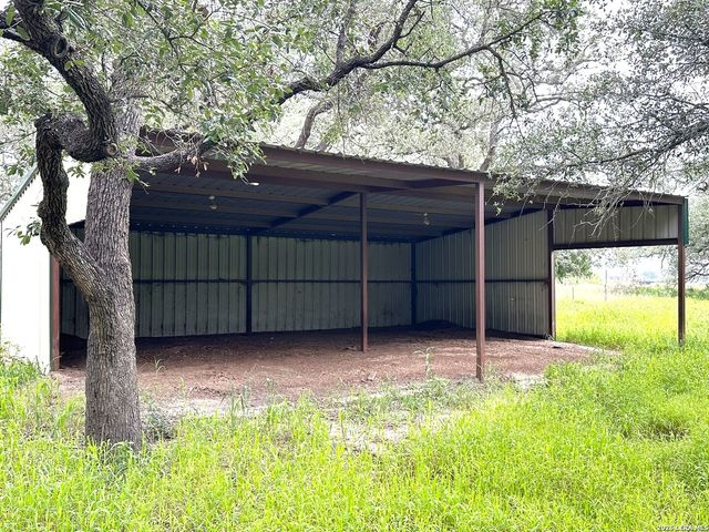 1591 County Road 320, Floresville, TX 78114