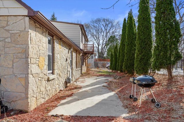 2001 Bender ROAD, Glendale, WI 53209