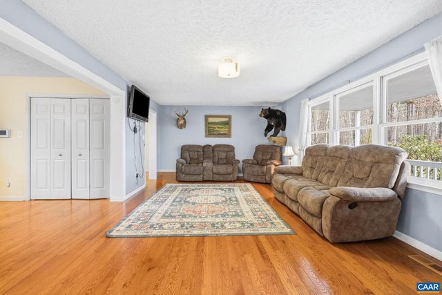 2325 MARTIN KINGS RD, Scottsville, VA 24590