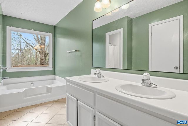 2325 MARTIN KINGS RD, Scottsville, VA 24590