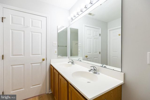 8 BARCLAY DR, Hockessin, DE 19707