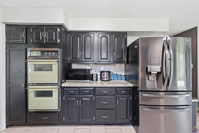 3013 SE Burton ST, Topeka, KS 66605