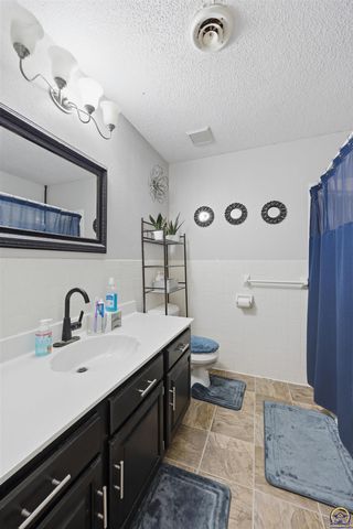 3013 SE Burton ST, Topeka, KS 66605