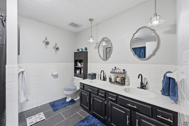 3013 SE Burton ST, Topeka, KS 66605