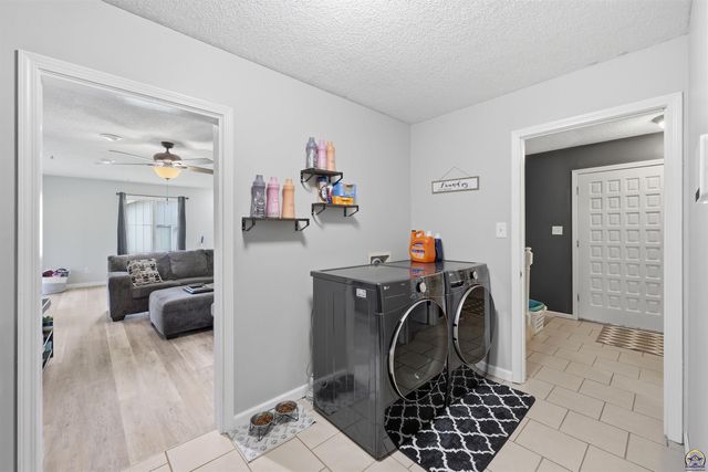 3013 SE Burton ST, Topeka, KS 66605