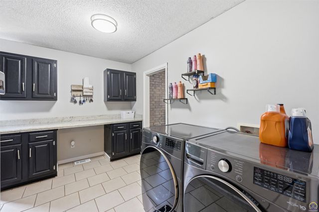 3013 SE Burton ST, Topeka, KS 66605