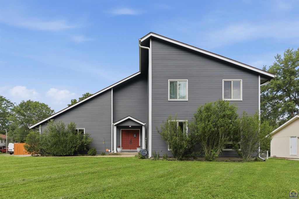 3013 SE Burton ST, Topeka, KS 66605