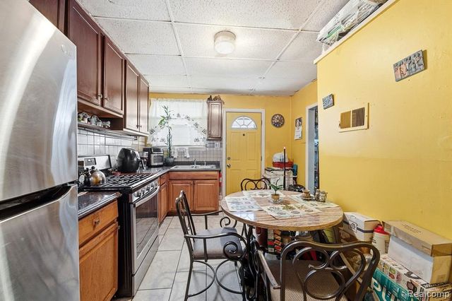 21079 Helle Avenue, Warren, MI 48089