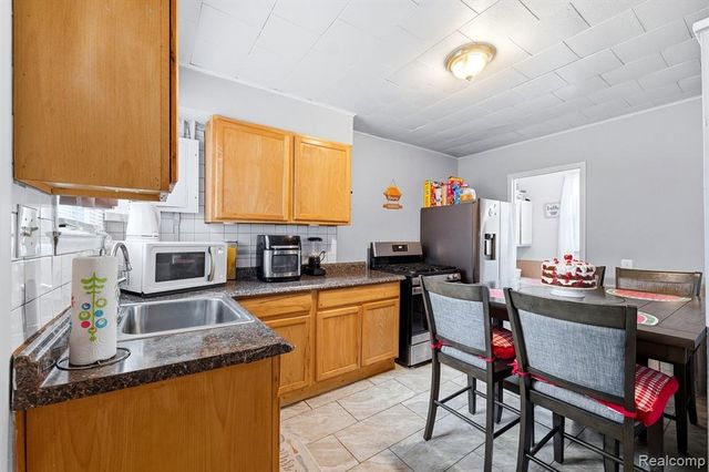 21079 Helle Avenue, Warren, MI 48089