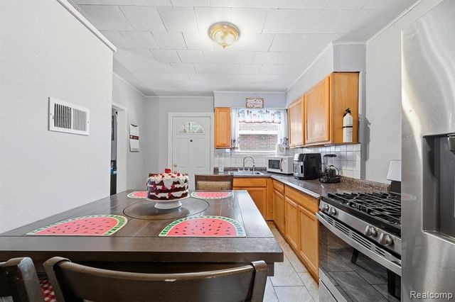 21079 Helle Avenue, Warren, MI 48089