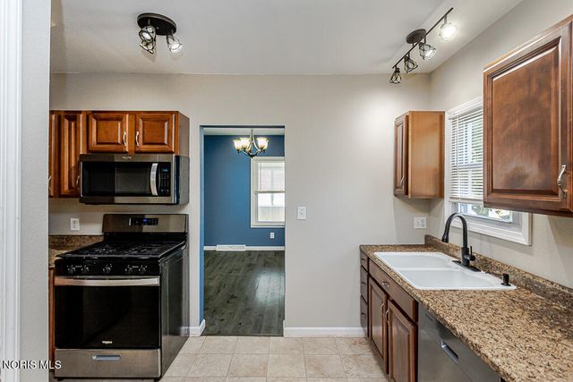 124 Helen Drive, Rossford, OH 43460