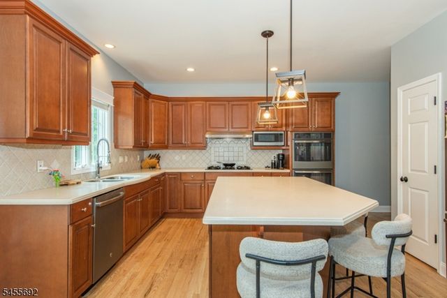 18 Stoneybrook Road, Washington Twp., NJ 07853