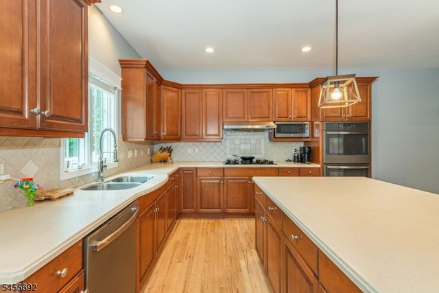 18 Stoneybrook Road, Washington Twp., NJ 07853