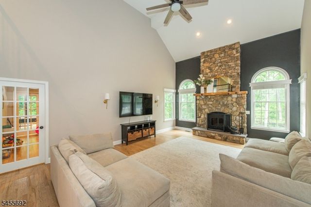 18 Stoneybrook Road, Washington Twp., NJ 07853