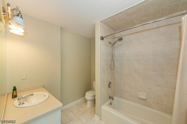 18 Stoneybrook Road, Washington Twp., NJ 07853