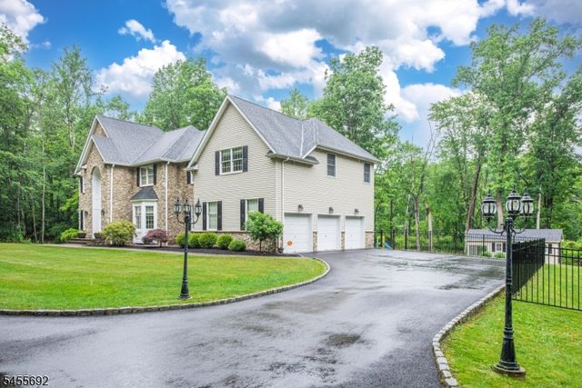 18 Stoneybrook Road, Washington Twp., NJ 07853