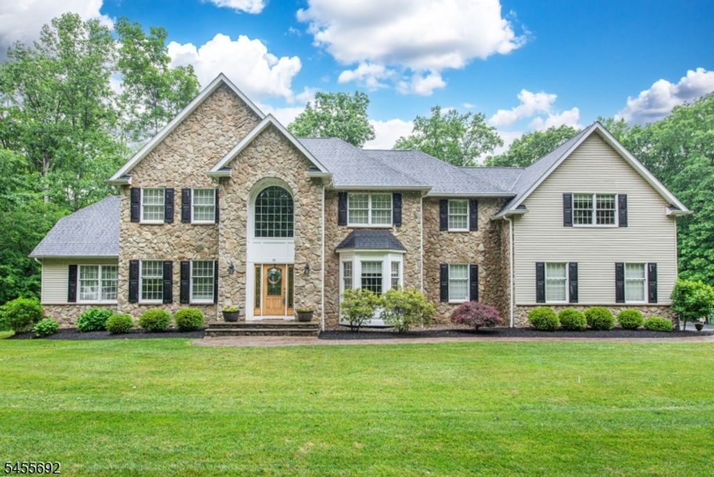 18 Stoneybrook Road, Washington Twp., NJ 07853
