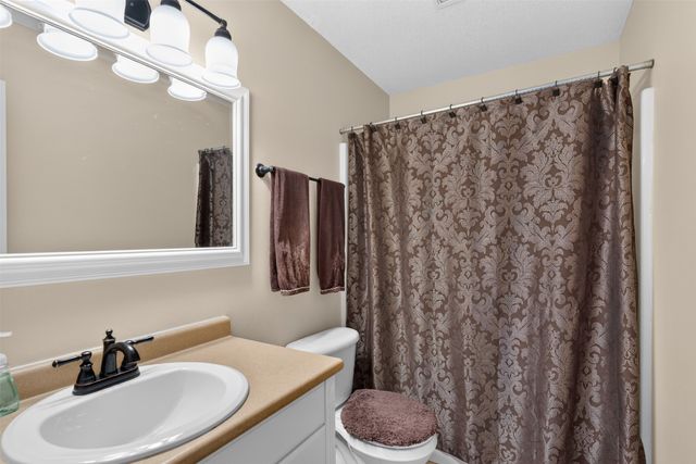 2705 Shoreview Circle, Des Moines, IA 50320