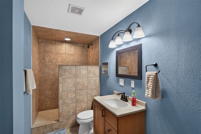2705 Shoreview Circle, Des Moines, IA 50320