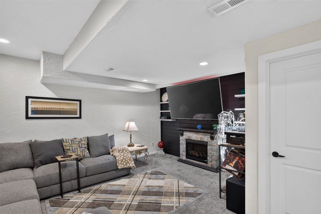 2705 Shoreview Circle, Des Moines, IA 50320