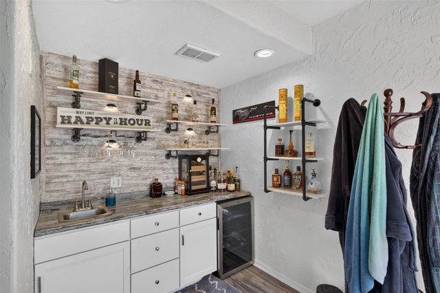 2705 Shoreview Circle, Des Moines, IA 50320