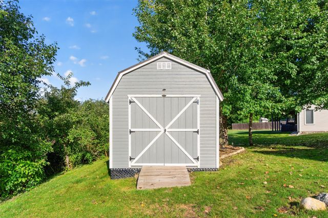 2705 Shoreview Circle, Des Moines, IA 50320