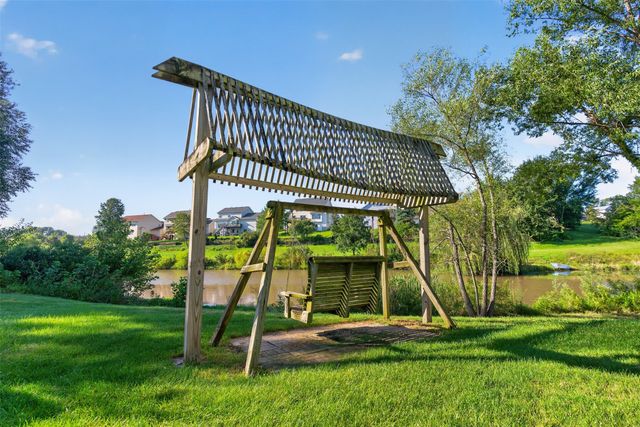 2705 Shoreview Circle, Des Moines, IA 50320