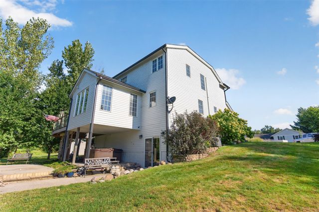 2705 Shoreview Circle, Des Moines, IA 50320