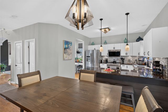 2705 Shoreview Circle, Des Moines, IA 50320
