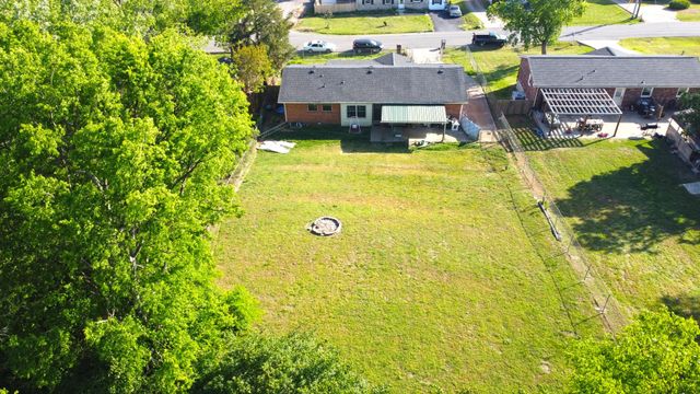 111 S Valley Rd, Hendersonville, TN 37075