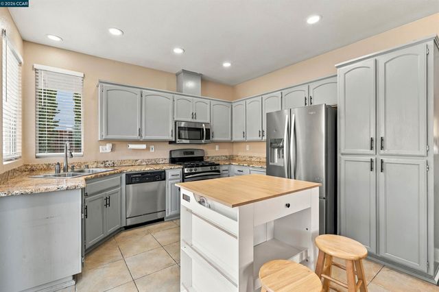 2348 Woodhill Dr, Pittsburg, CA 94565