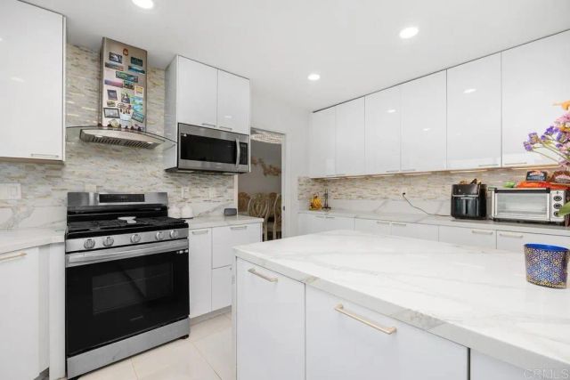 18353 Camberwell Lane, San Diego, CA 92128