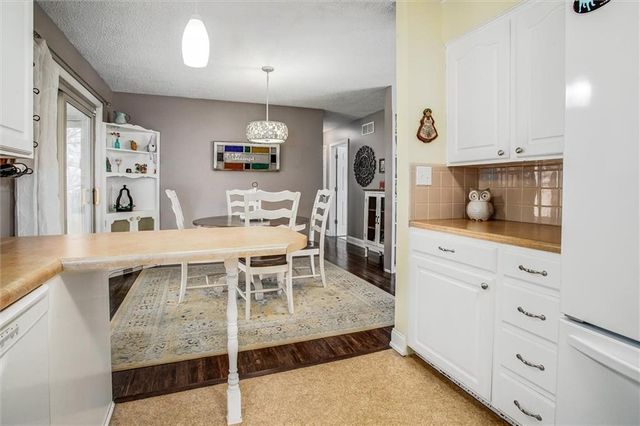 517 NW Lakeview Road, Blue Springs, MO 64014