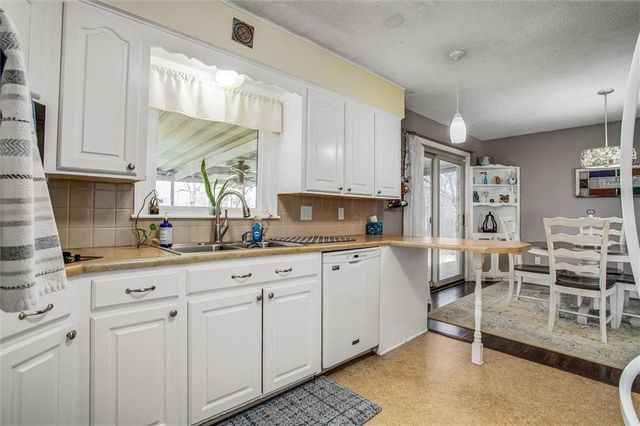 517 NW Lakeview Road, Blue Springs, MO 64014