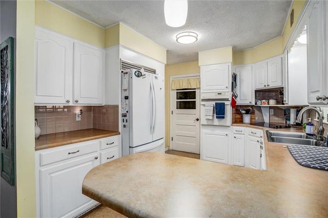 517 NW Lakeview Road, Blue Springs, MO 64014